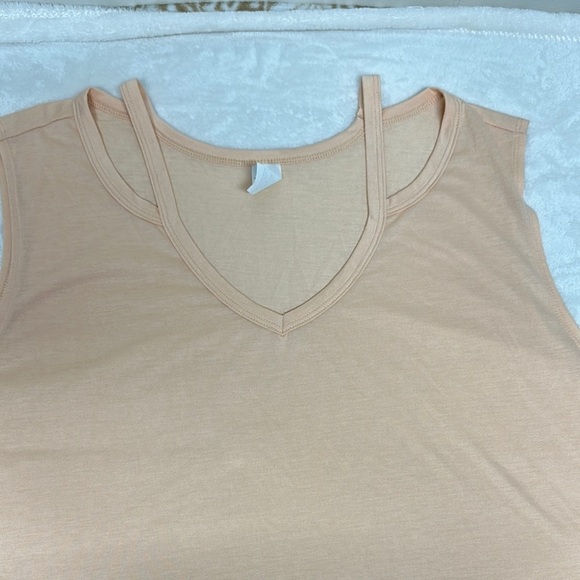 Peach Sleeveless V-Neck Top - Picture 5 of 6